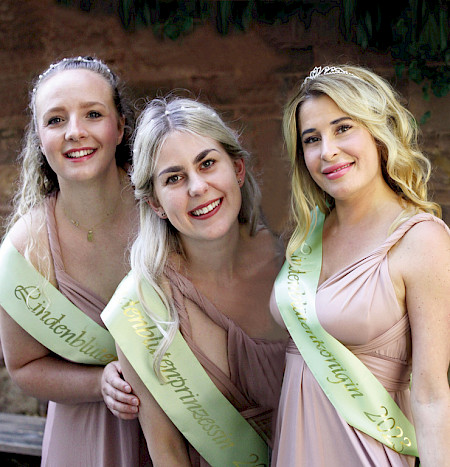 Lindenblütenkönigin Melanie (rechts) mit Prinzessinnen Friedericke und Lisa