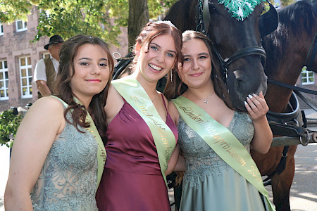 (von links) Prinzessin Angelina, Königin Elisabeth, Prinzessin Nicole